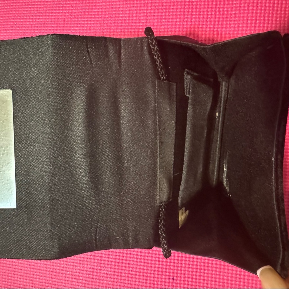 Black Vintage Velvet Crossbody Clutch - Picture 4 of 4